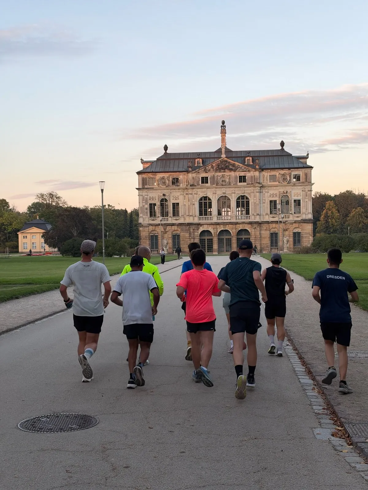 Gruppe von Läuferinnen und Läufern von hinten auf dem Weg zum Palais im Großen Garten