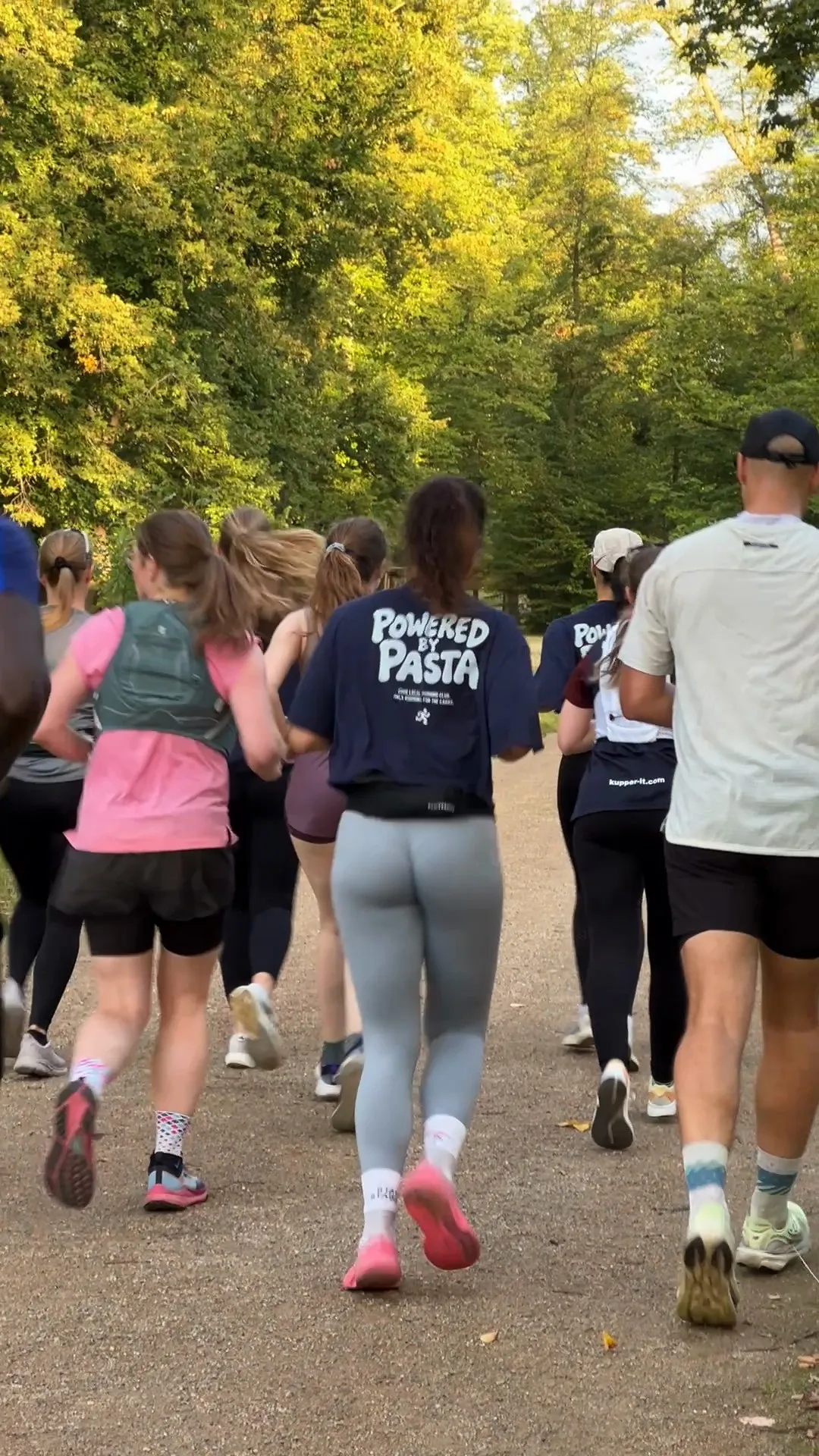 Die Gruppe in Powered-by-Pasta-Shirts von hinten im Großen Garten