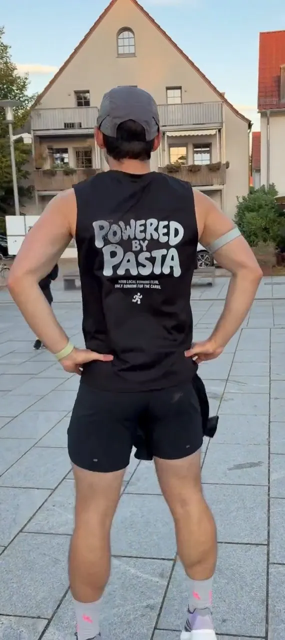Ein Läufer im Powered-by-Pasta-Shirt von hinten auf dem Wasaplatz